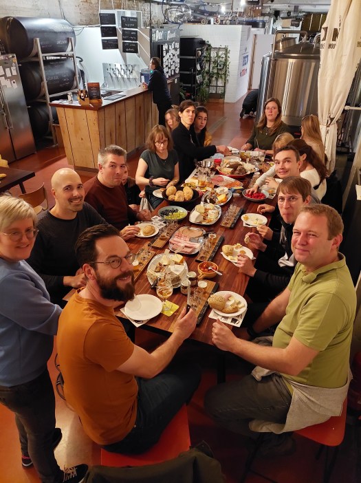 groep eet maaltijd in de taproom