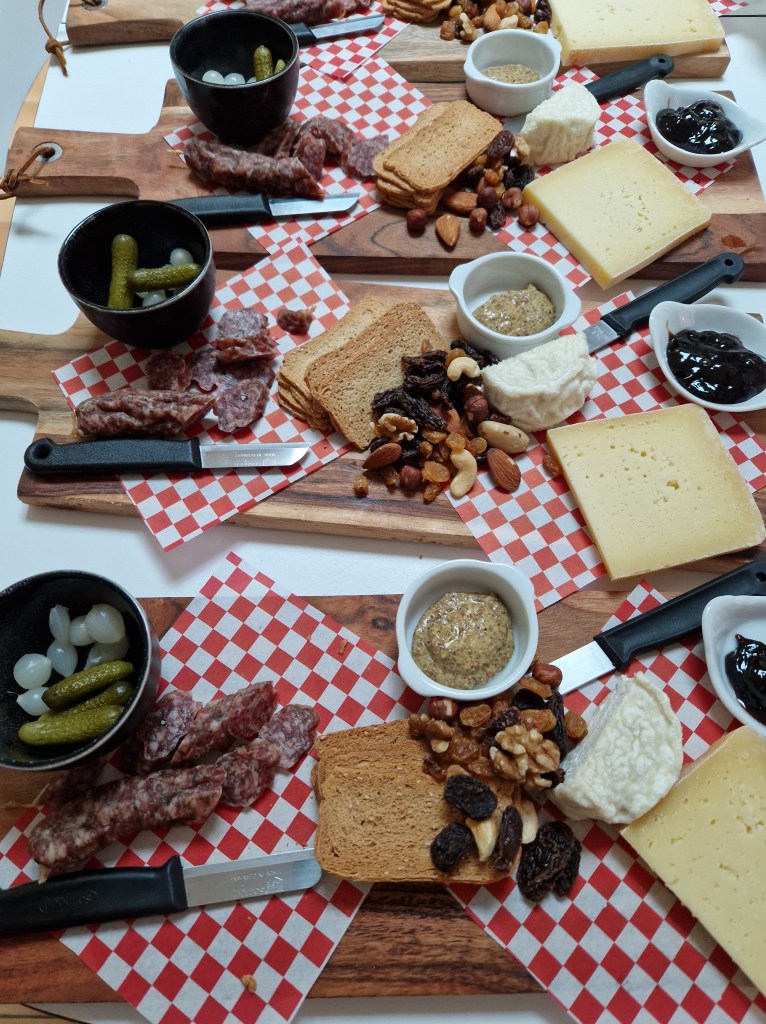 leuvense plank met droge worst en leuvens kaas