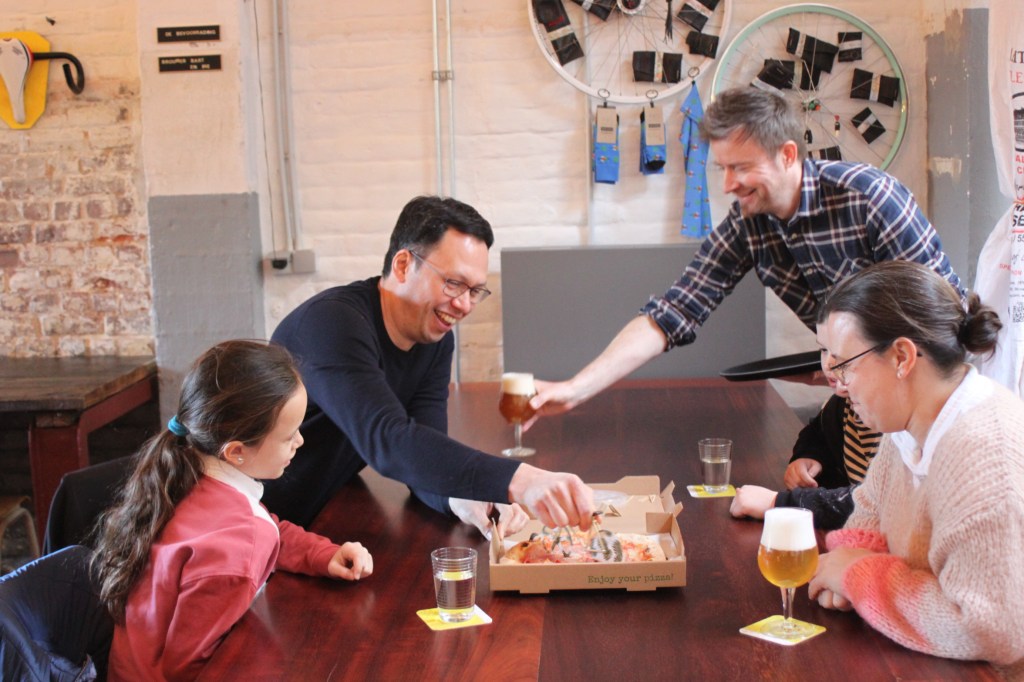 gezin in de brouwerij met kinderen en pizza