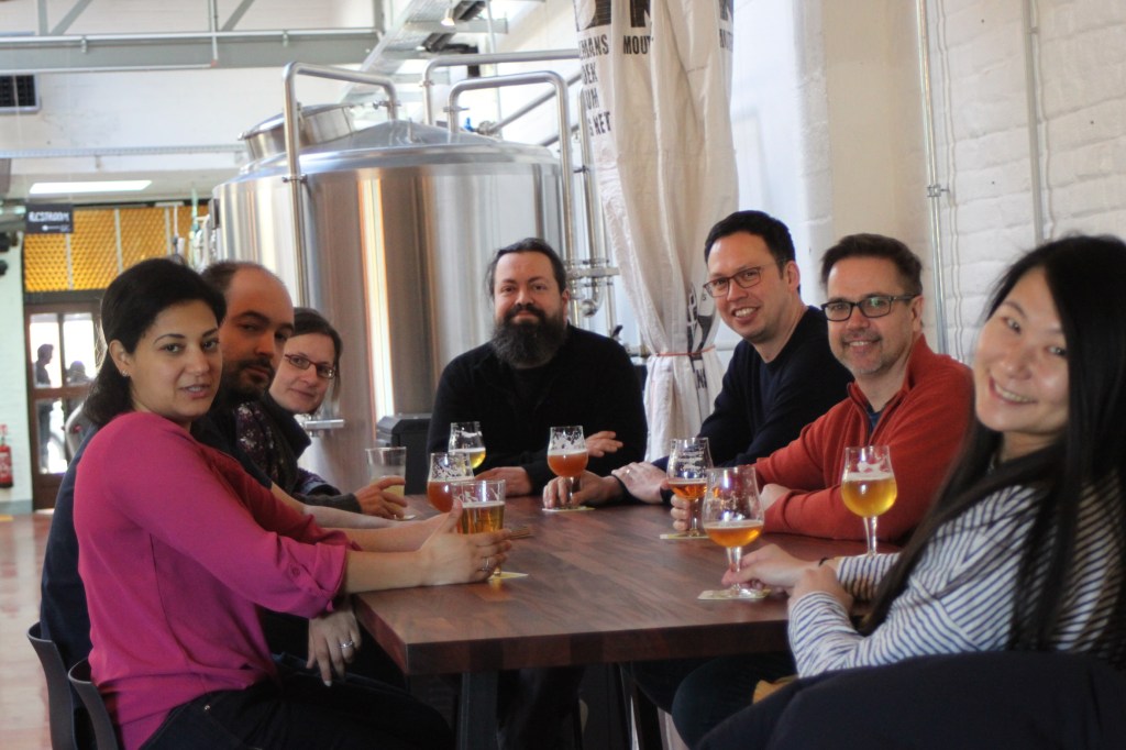 internationale groep vrienden drinkt bier